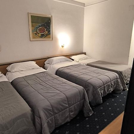 Hotel Quadrifoglio Castello di Cisterna Buitenkant foto