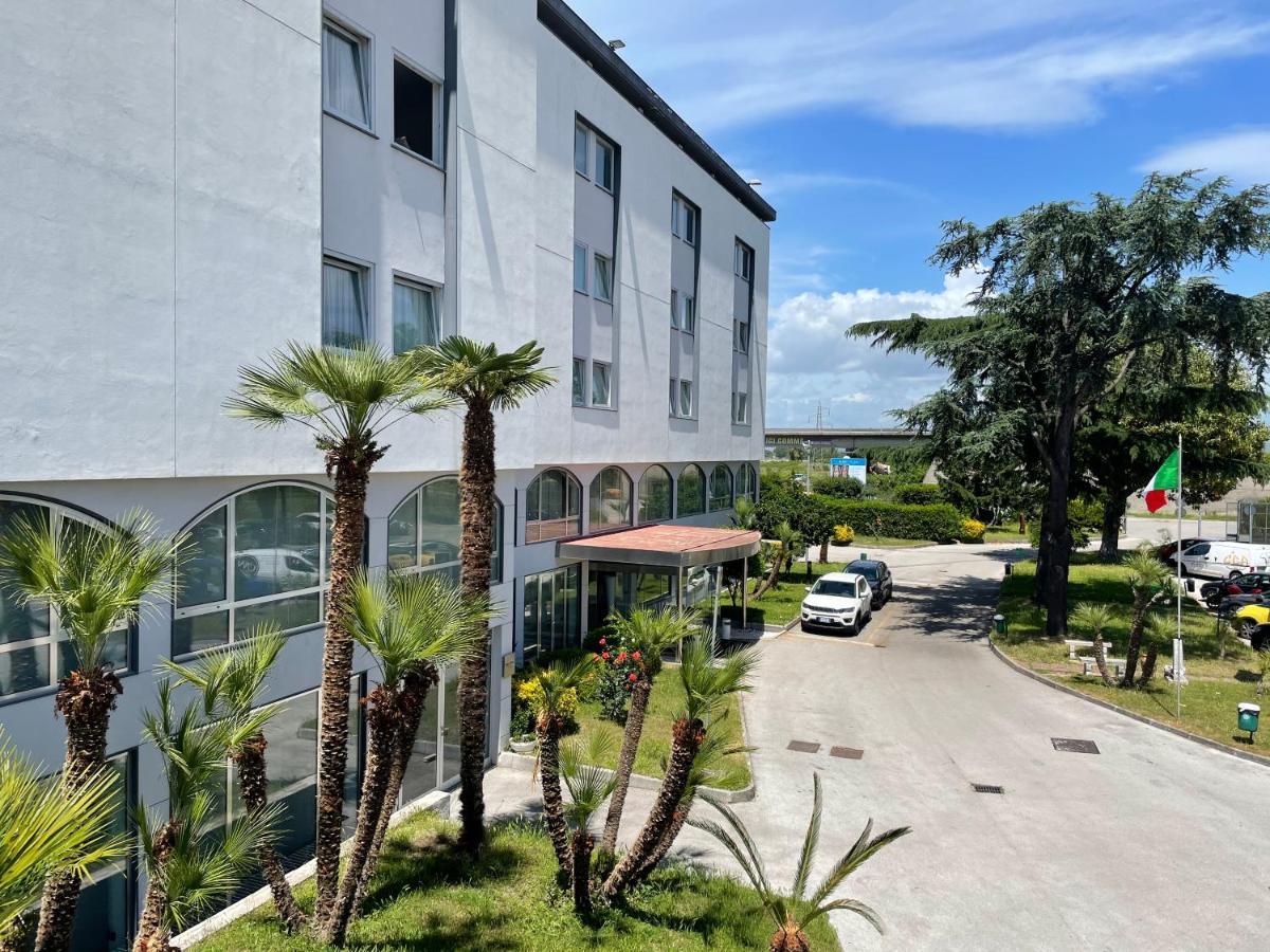 Hotel Quadrifoglio Castello di Cisterna Buitenkant foto