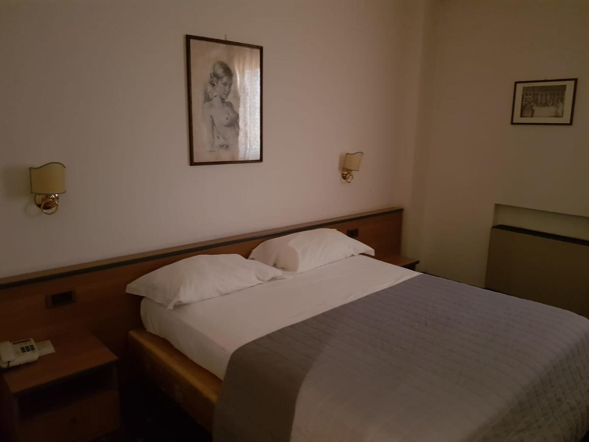 Hotel Quadrifoglio Castello di Cisterna Buitenkant foto